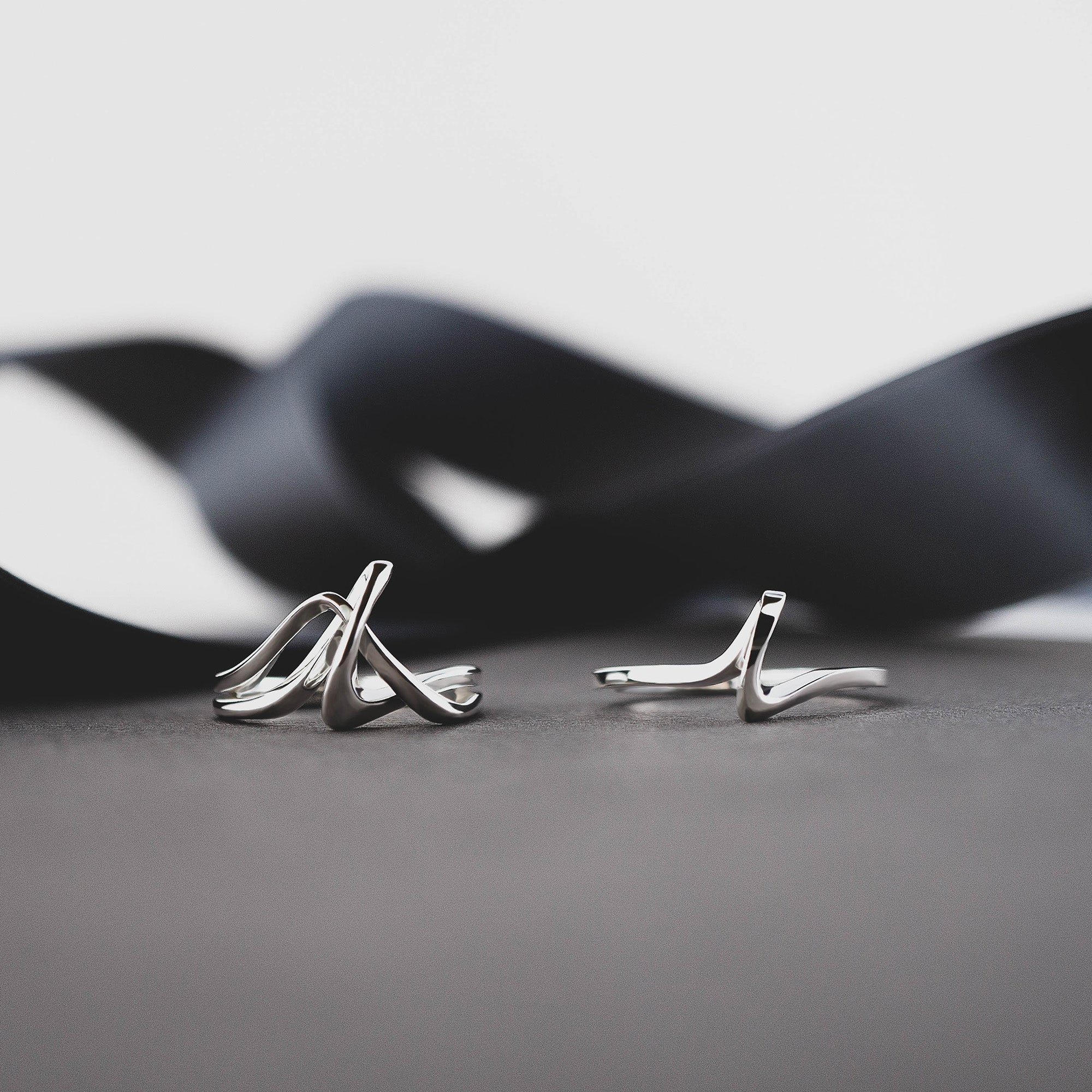 Amare Sera Ring set of two sterling silver rings with knot design on gray surface