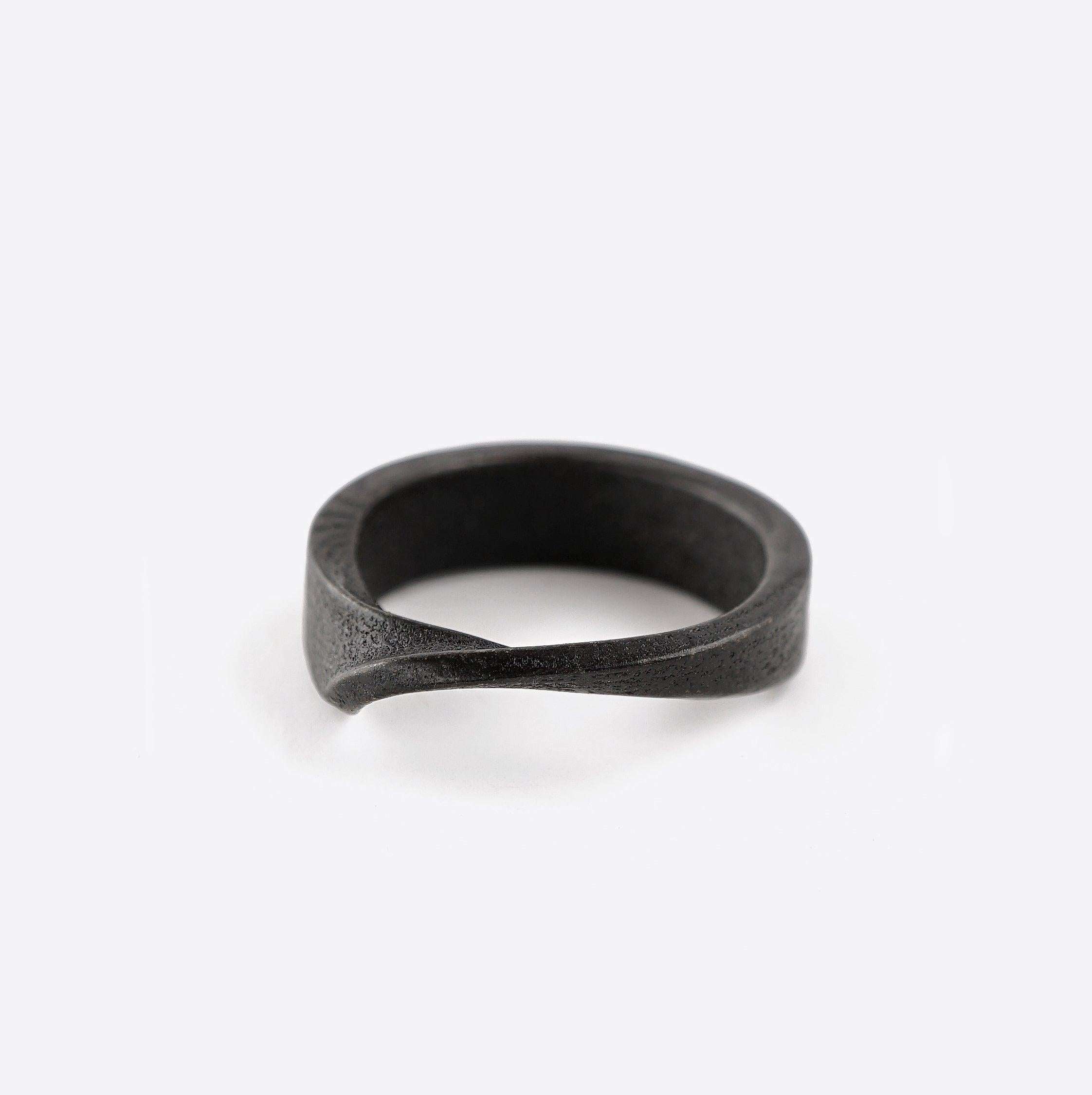 Amor Bold Steel Ring in gray with a twisted band and precision edge detailing